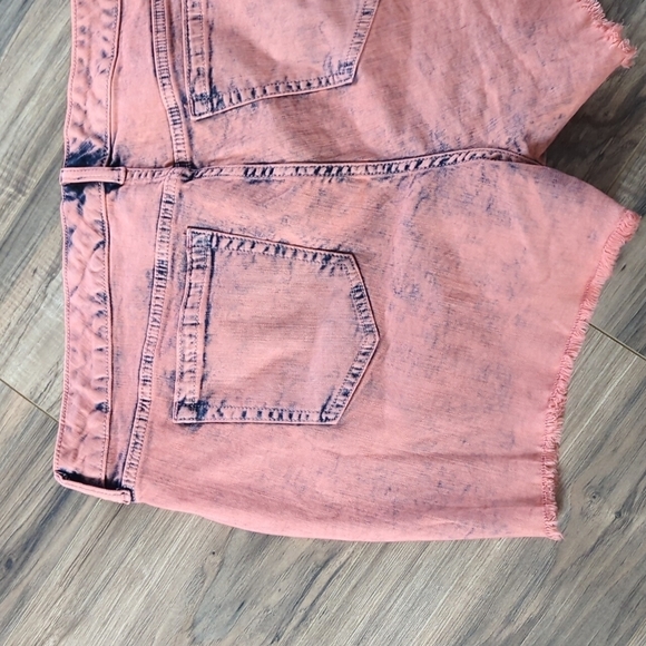 Torrid acid washed coral/orange jean shorts. Women's shorts. Size 18 - Picture 6 of 6
